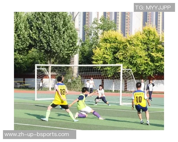 精彩纷呈的校园足球比赛瞬间展现团队合作与拼搏精神 精彩纷呈的校园足球比赛瞬间展现团队合作与拼搏精神